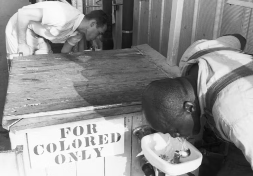 1876年到1965年，美国实行严格的种族隔离政策，法律明确规定白人和黑人在公共场所必须分开使用设施。从学校、公交车、厕所到餐厅、饮水机，甚至是医院。制度化的不平等贯穿了社会生活的方方面面，成为压迫非洲裔美国人的法律工具，直至马丁路德金带领的民权运动掀起变革浪潮。
图片来源：The Conversation.com